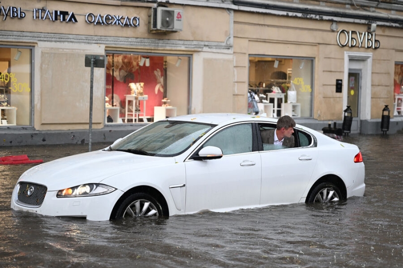 «Колоссальное количество осадков»: в Москве из-за непогоды закрылись парки и зоопарк